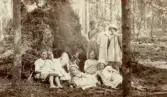 Skolklass i skogen vid Alltorps skola, 1910-tal