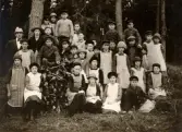 Skolklass i skogsbrynet vid Alltorps skola, 1920-tal