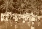 Eleverna står till knäna i vatten vid Alltorps skola, 1910-tal