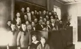Elever i Alltorps skola samlade runt magister Andersson i klassrummet, 1930-tal