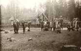 Elever sitter på stubbar eller står på gården vid Alltorps skola, 1924