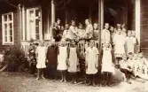 Eleverna och magister Andersson står vid Alltorps skola förstutrapp, 1920-tal