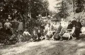 Elever på Alltorps skola sitter ute i naturen, 1920-tal