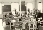 Elever och lärare i klassrum i Alltorps skola, 1960-tal