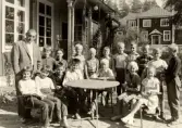 Elever och magister samlade runt bord utanför Alltorps skola, 1960-tal