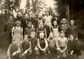 Skolklass i skogsbrynet vid Alltorps skola, 1940-tal