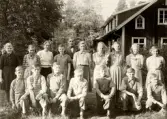 Skolklass utanför Alltorps skola, 1940-tal