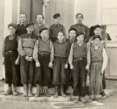 Gossar i kortbyxor och keps vid Alltorps skola, 1940-tal