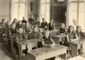 Elever i sina skolbänkar i Alltorps skola, 1940-tal