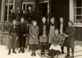 Eleverna på Alltorps skola har tagit fram både gran och sparkstötting, 1930-tal