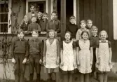 Elever vid verandan på Alltorps skola, 1930-tal