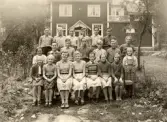 Skolklass framför Alltorps skola, 1940-tal
