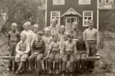 Skolklass med äldre lärarinna framför Alltorps skola, 1930-tal