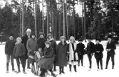 Välklädda elever en vinterdag vid Alltorps skola, 1920-tal