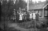 Skolklass samlade runt flaggstången på Alltorps skola, 1925