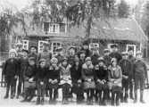 Elever i vinterkläder utanför Alltorps skola, 1920-tal