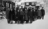 Skolklass ute i snön vid Alltorps skola, 1930-tal