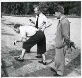 Konstaplarna Georg Palmgren, Harald Steen och Börje Skoog inspekterar något vid en skjutbana, ca 1959.