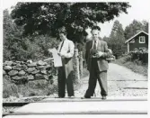 Stig Pettersson (vit skjorta och slips), polis i Lammhult 1949-53, under ett uppdrag, 1949. Mannen till höger är okänd.