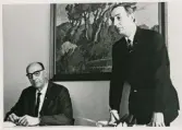 Bertil Strömberg och polismästare Birger Qvist, Växjö, som håller tal vid Bertils pensionering 1968.