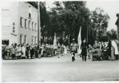 Poliskonstapel Olof Ringius i täten för Röda Korsets karnevalståg i Älmhult 1948.