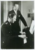 Poliskonstapel Olof Ringius vid pianot, tillsammans med sångarbrodern Åke Bergström, 1949.