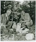 Kriminalpolisen Växjö 1956. Birger Strandmark och Olof Ringius vid en tjuvgömma med div. stöldgods ute i skogen.