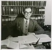 Stadsfiskal Erik Sandelius på sitt kontor, ca 1945-50.