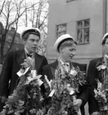 De första studenterna. 1944.
Uppställning med blommor och allt utanför studenthemmet på Västergatan.
