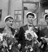 De första studenterna. 1944.
Uppställning med blommor och allt utanför studenthemmet på Västergatan.