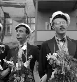 De första studenterna. 1944.
Uppställning med blommor och allt utanför studenthemmet. 

Angående avgångsklassen 1944 - se 