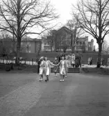 Andra dagens studenter. 1944.
Elever på väg in på läroverkets skolgård, troligen strax innan utspark.
