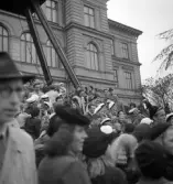Andra dagens studenter, 1944.
Studenter och anhöriga m.fl. har samlats på trappan till dåv. Växjö Högre Allmänna Läroverk.
