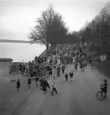 Andra dagens studenter, 1944.
Studenter med anhöriga m.fl. är på väg mot dåv. elverket, upp mot Linnéparken och talet vid Esaias Tegnérs staty.