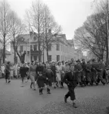 Andra dagens studenter, 1944.
Studenter och anhöriga m.fl., är på väg mot Esaias Tegnérs staty vid domkyrkan. I bakgrunden syns några av husen utmed Linnégatan, i korsningen mot Sandgärdsgatan.