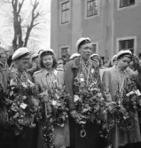 Andra dagens studenter, 1944.
En grupp studenter vid Esaias Tegnérs staty. I bakgrunden syns Karolinerhuset.