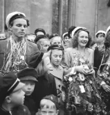 Andra dagens studenter, 1944.
Några studenter m.fl. vid Esaias Tegnérs staty. I bakgrunden skymtar domkyrkan.