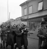 Andra dagens studenter, 1944.
En student bärs iväg längs Storgatan, från Stortorget. Till höger syns dåv. P.N. Perssons hörna, och i bakgrunden skymtar Stadshotellet.