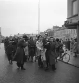 Andra dagens studenter, 1944.
En student bärs iväg längs Storgatan, från Stortorget. Till höger skymtar dåv. P.N. Perssons hörna, och i bakgrunden skymtar Stadshotellet.