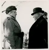 Kommissarie Sture Sandell pratar med landshövding Thorwald Bergquist.
Spaning efter 