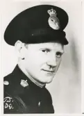 Poliskonstapel Bengt Skoog, Växjö,1949.
Bröstbild, halvprofil. Ateljéfoto.
