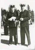 Konstaplarna Harald Steen och Erik Tegheim, Växjö, trol. på en marknadsplats en varm sommardag, ca 1950-55.