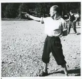 Konstapel Harald Steen övar pistolskytte på skjutbana, ca 1959.