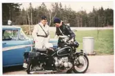 Konstapel Harald Steen pratar med motorcykelpolis Rutger Petersson vid en rastplats, ca 1960.
