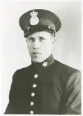 Poliskonstapel Gunnar Stenberg, Växjö, 1935.
Bröstbild, halvprofil. Ateljéfoto.