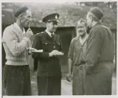 Poliskonstaplarna Gunnar Stenberg och Erik Tegheim intervjuar och antecknar, 1954.