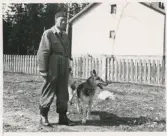 Poliskonstapel Bertil Strömberg med schäfern Pan, ca 1950.