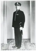 Poliskommissarie Frana Konrad Swanström, Växjö, ca 1940-45.
Helfigur, halvprofil. Ateljéfoto.