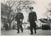 Poliskommissarie Frana Konrad Swanström (t.v.)  på Storgatan, i täten för ett demonstrationståg, ca 1940.