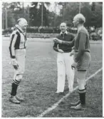 Överkonstapel Manfred Lundin och kommissarie Swanström diskuterar något vid en s.k. 